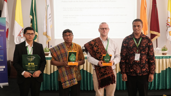 Tgl 27 Kedua pembicara utama Dr. Paulus Budi Kleden dan Prof. Dr. Stephan van Erp bergambar bersama moderator P. Dr. Willy Gaut SVD dan P. Maksi Manu SVD pada sesi penyerahan kenang kenangan dari IFTK