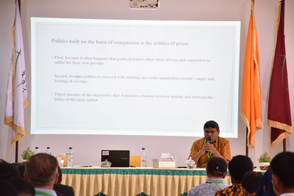 Tgl 27 Dr. Paulus Budi Kleden saat menyampaikan materi seminar 