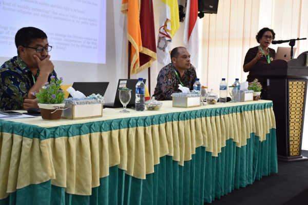Tgl 27 Pendeta Dr. Mery Kolimon sedang memaparkan materi presentasi pada sesi diskusi paralel bersama Rektor IFTK Ledalero De. Otto Gusti Madung