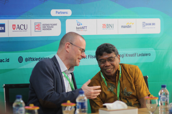 Tgl 27 Prof. Dr. Stephan van Erp dan Dr. Paulus Budi Kleden di sela sela Konferensi Pers 