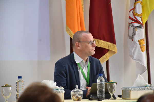 Tgl 27 Prof. Dr. Stephan van Erp menyimak pertanyaan dan tanggapan forum