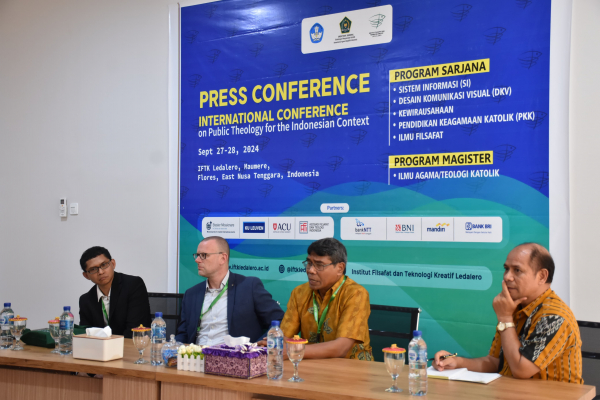 Tgl 27 Sesi Konferensi Pers Pembicara utama Prof Dr. Stephan van Erp dan Dr. Paul Budi Kleden bersama Wartawan dan Tim Publikasi BEM IFTK Ledalero 