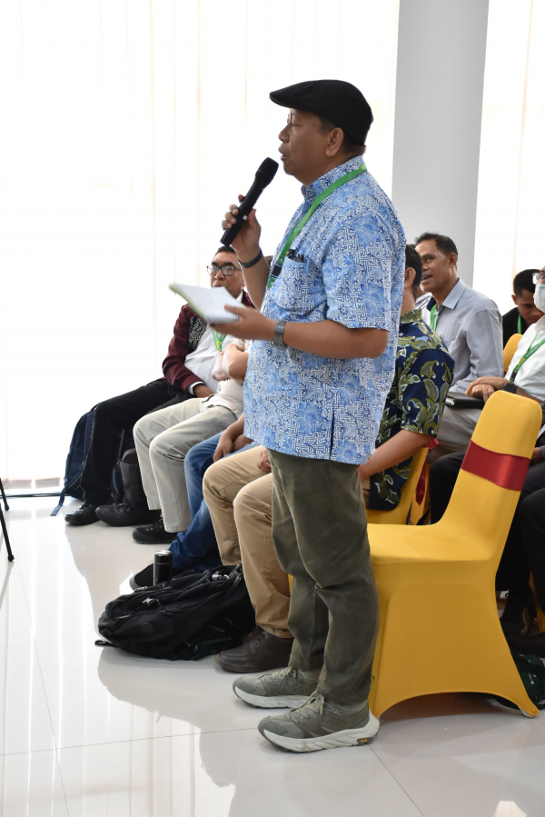 Tgl 27 Prof. Dr. D. X. Eko Armada Ryanto mengajukan pertanyaan pada sesi diskusi